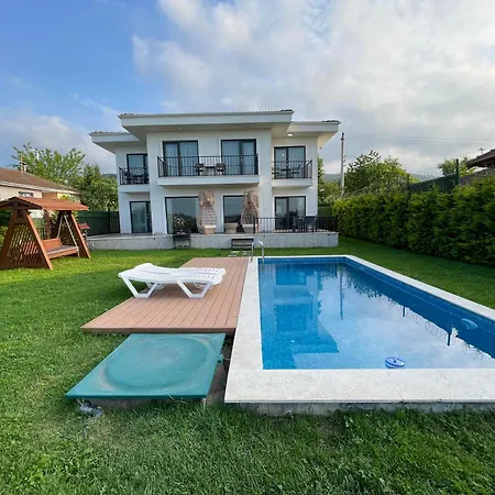 Villa Sakarya ünlüce De 5 1 Salon özel Havuzlu Lux 10 Kişilik Tatil Villası *